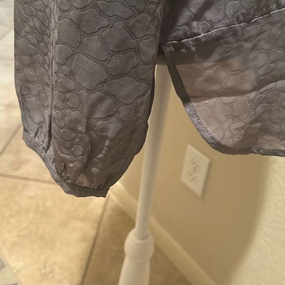 Krisa Women's M Long Sleeve Split Neck Popover Blouse Gray Metallic Animal Print - Picture 9 of 12